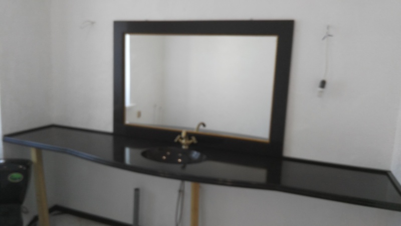 Столешница в ванную комнату и зеркало из искусственного камня 